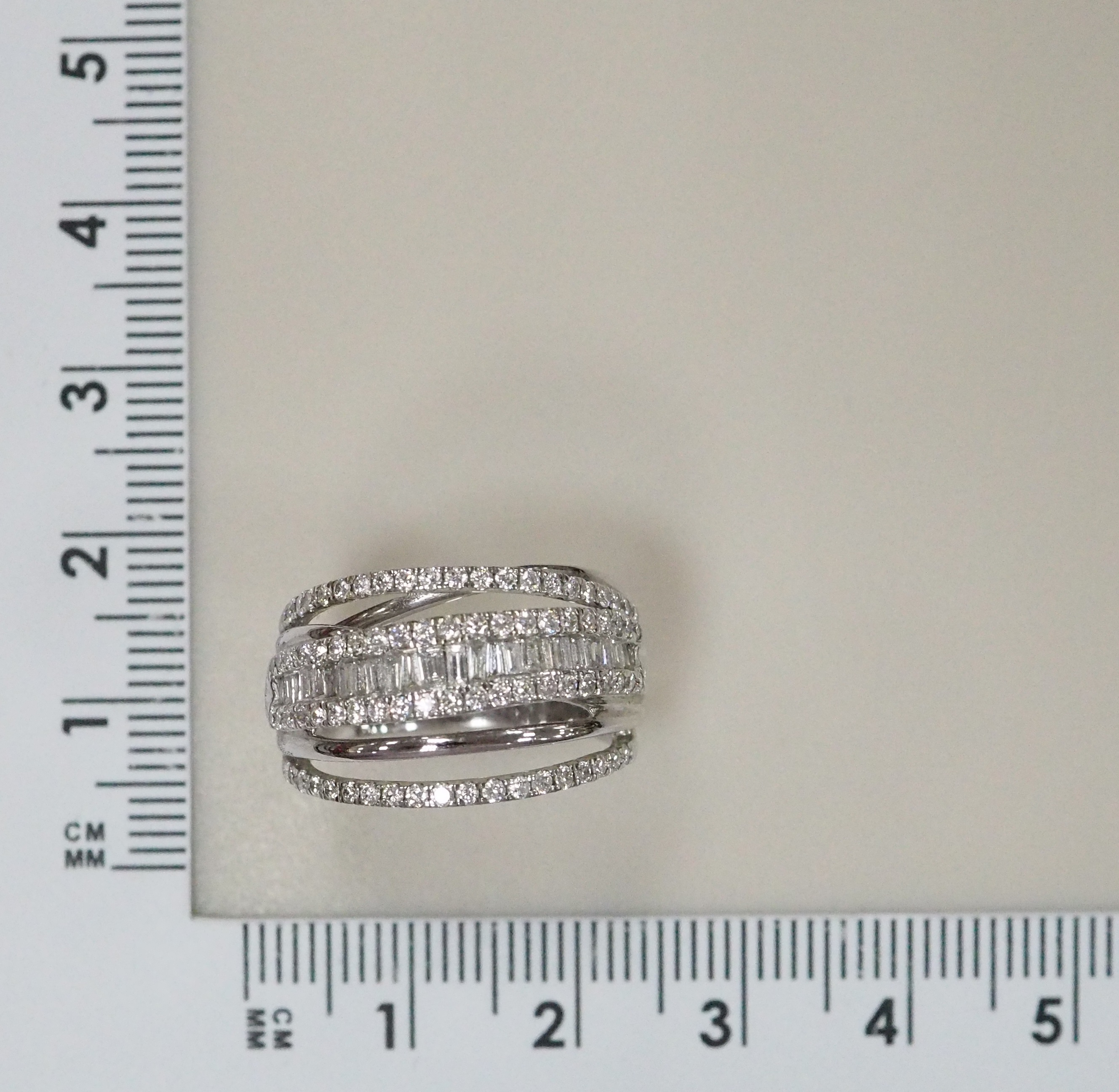 Кольцо из белого золота с бриллиантами